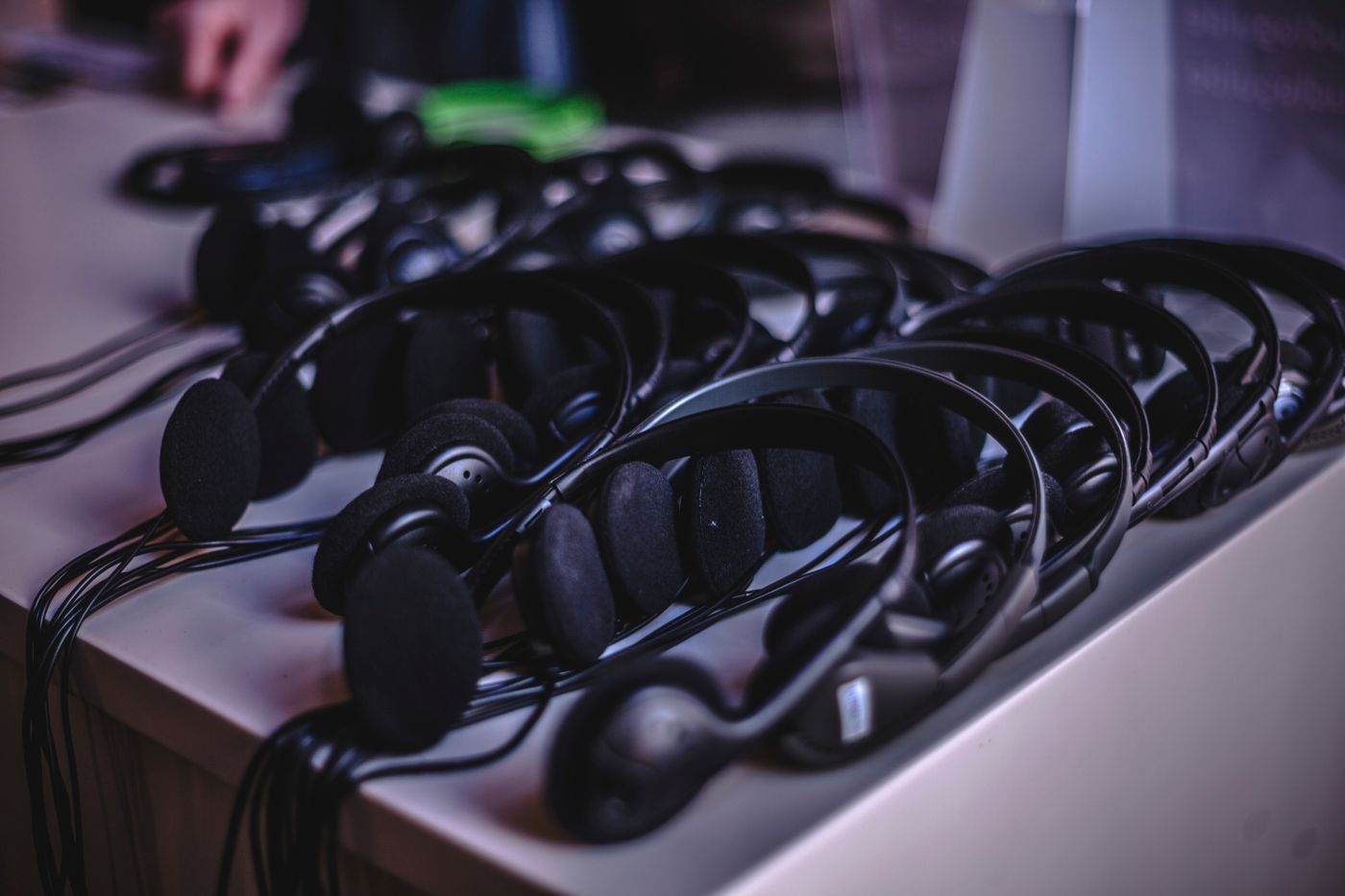 会场的桌上摆着一排同声传译耳机