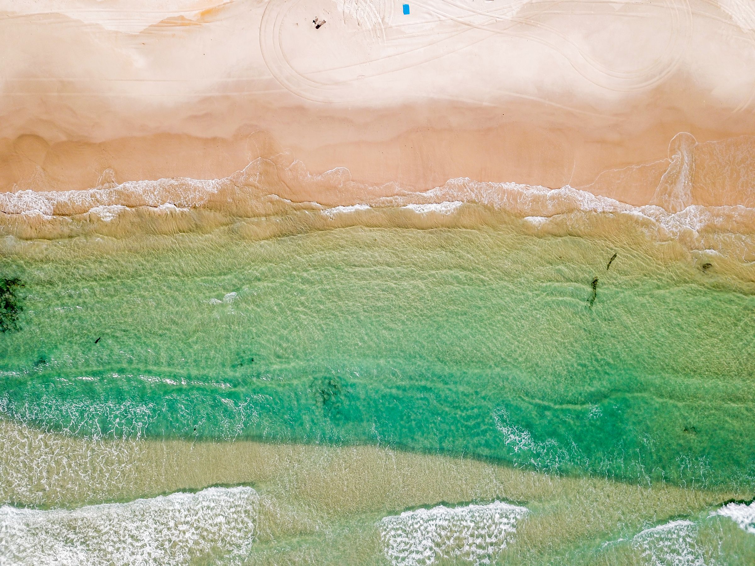 从空中看到的海岸线与浅滩