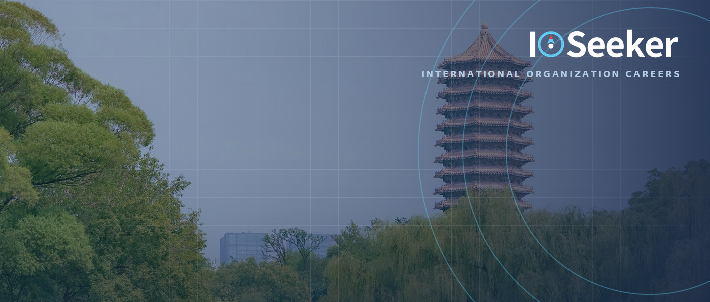 大学图书馆阅览室里看书的学生