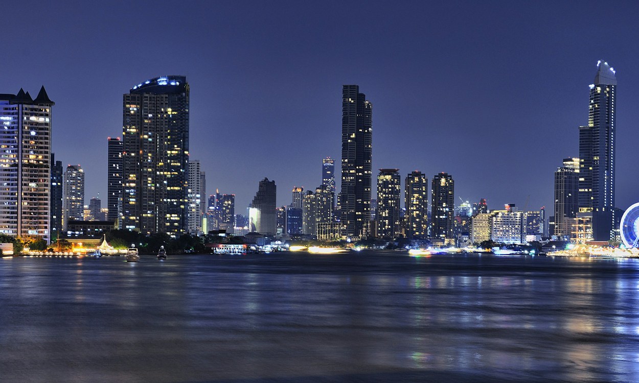 夜色中的曼谷河岸