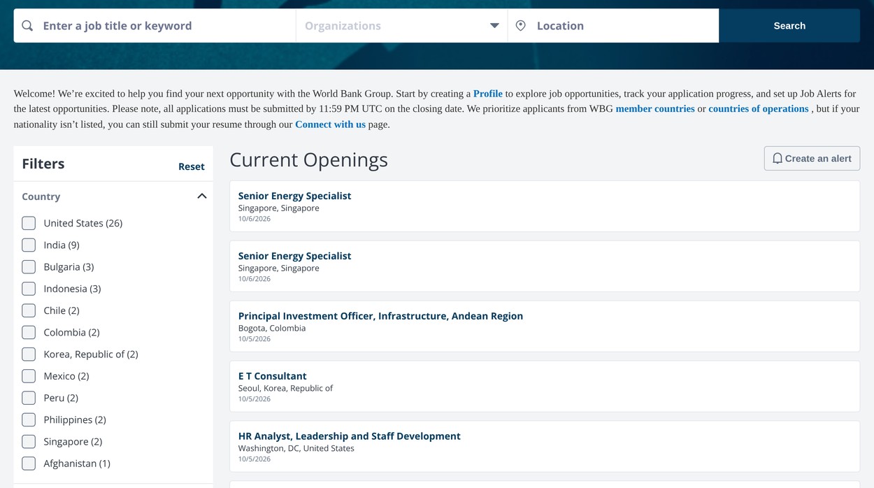 世界银行集团招聘网站的 Current Openings 列表与左侧 Country 筛选