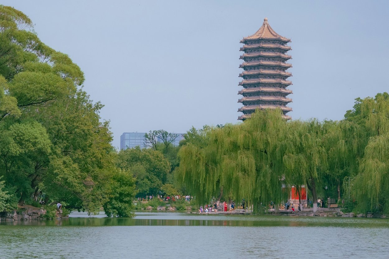 北京大学未名湖畔的博雅塔